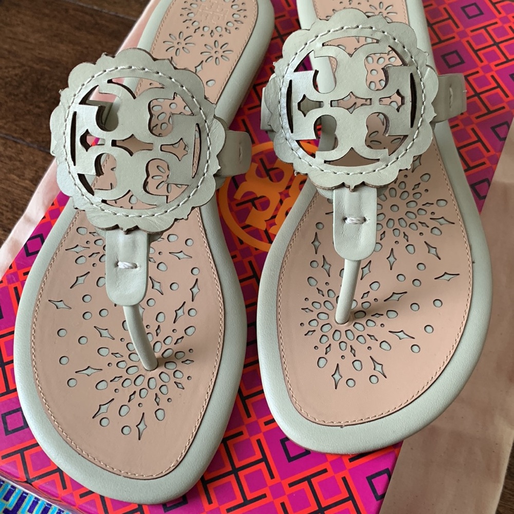 NIB TORY BURCH Authentic Rare Miller Sage Leather Scallop Thong Sandal Size 7.5 - Picture 3 of 14